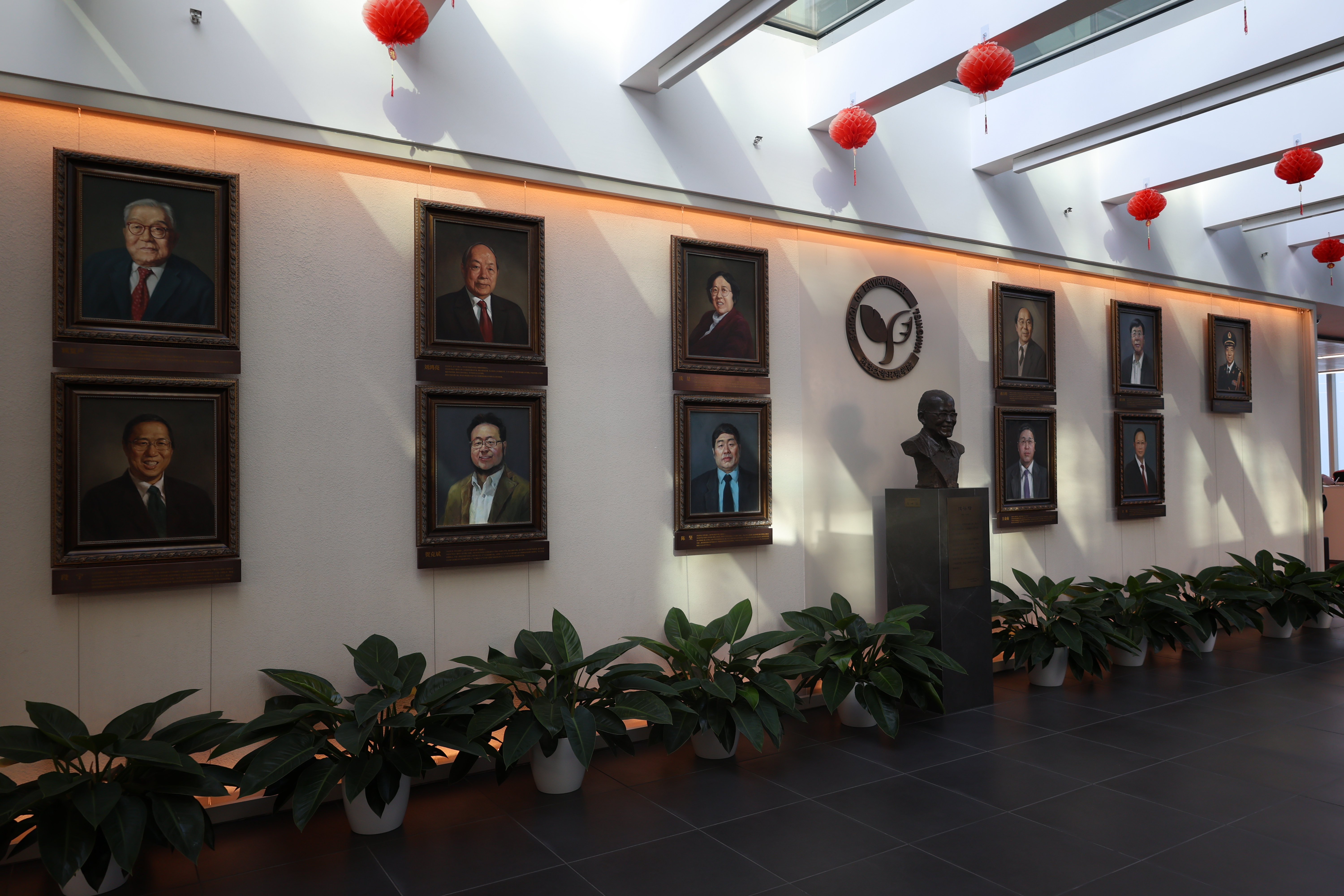 20241220-环境学院党委以文化人、以史育人，凝心聚力引领发展-拍摄者不详-图4 环境学院院士墙.jpg