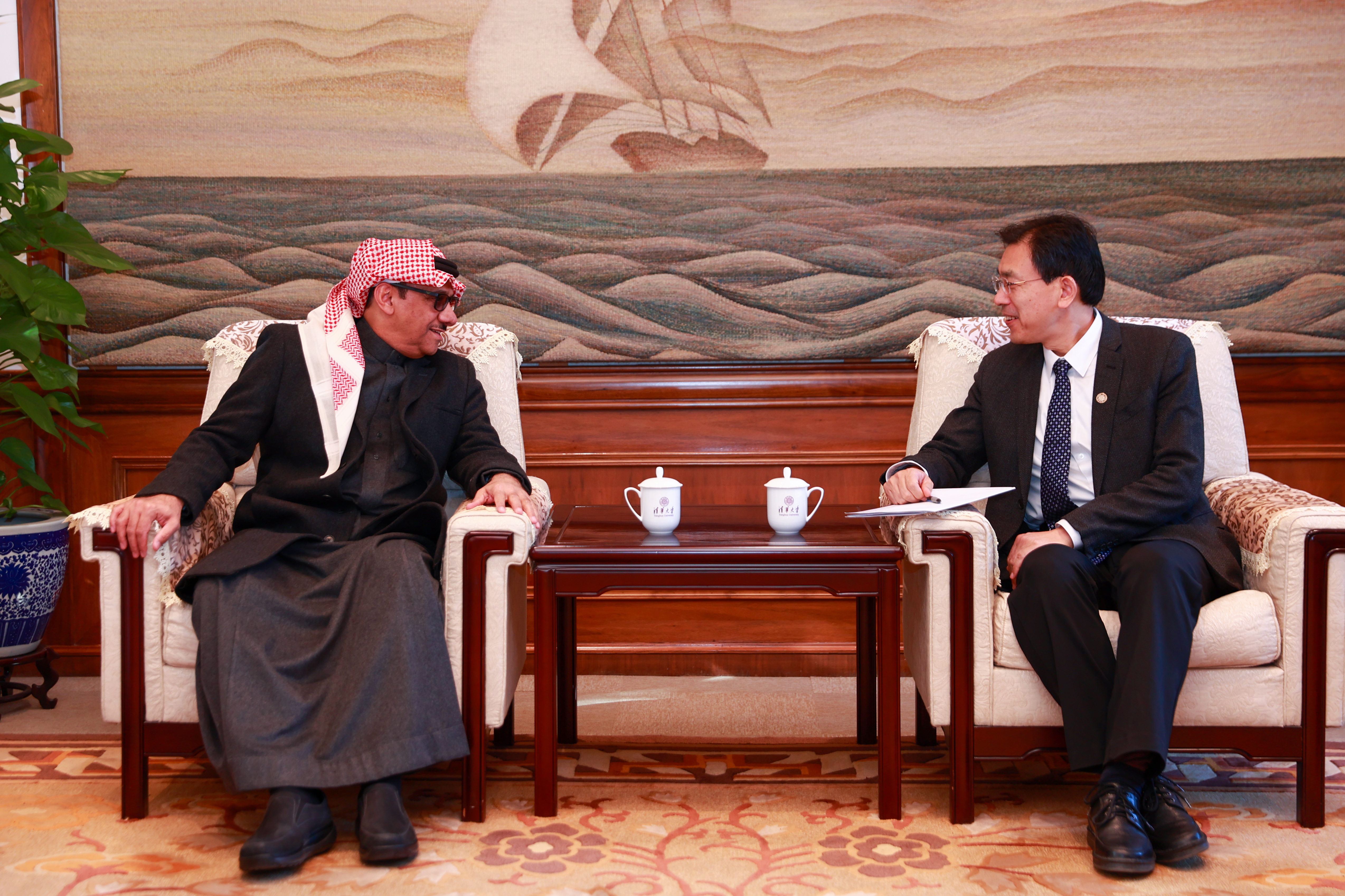 20240207-校长李路明会见沙特苏欧德国王大学校长-贾桂昊拍摄-李路明会见巴德兰·阿洛马(Badran Alomar)1.JPG